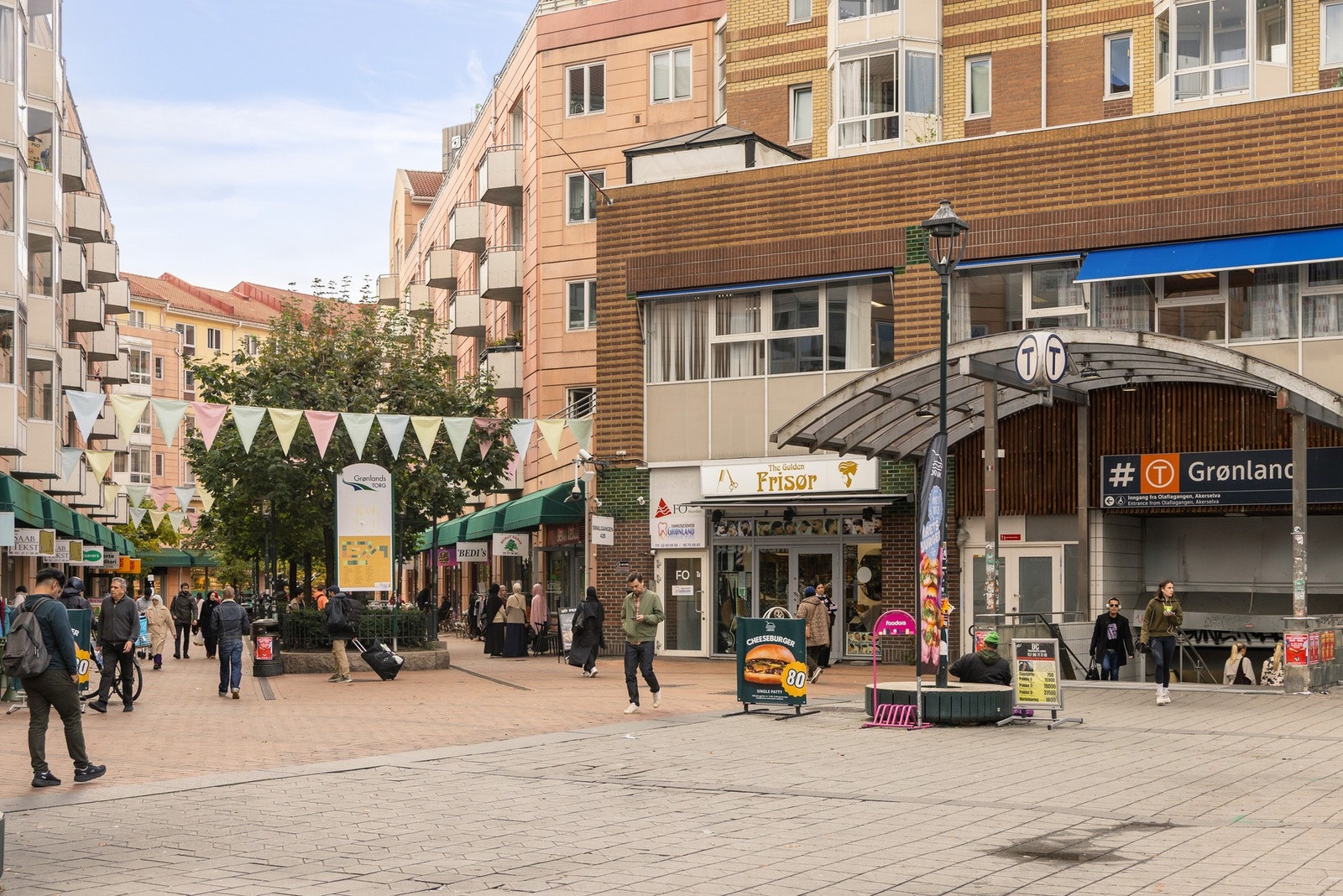 T-banen har stasjon rett utenfor. Grønland er kollektivknutepunkt, så det er lett å komme seg rundt med bane, buss og trikk. Galleribilde