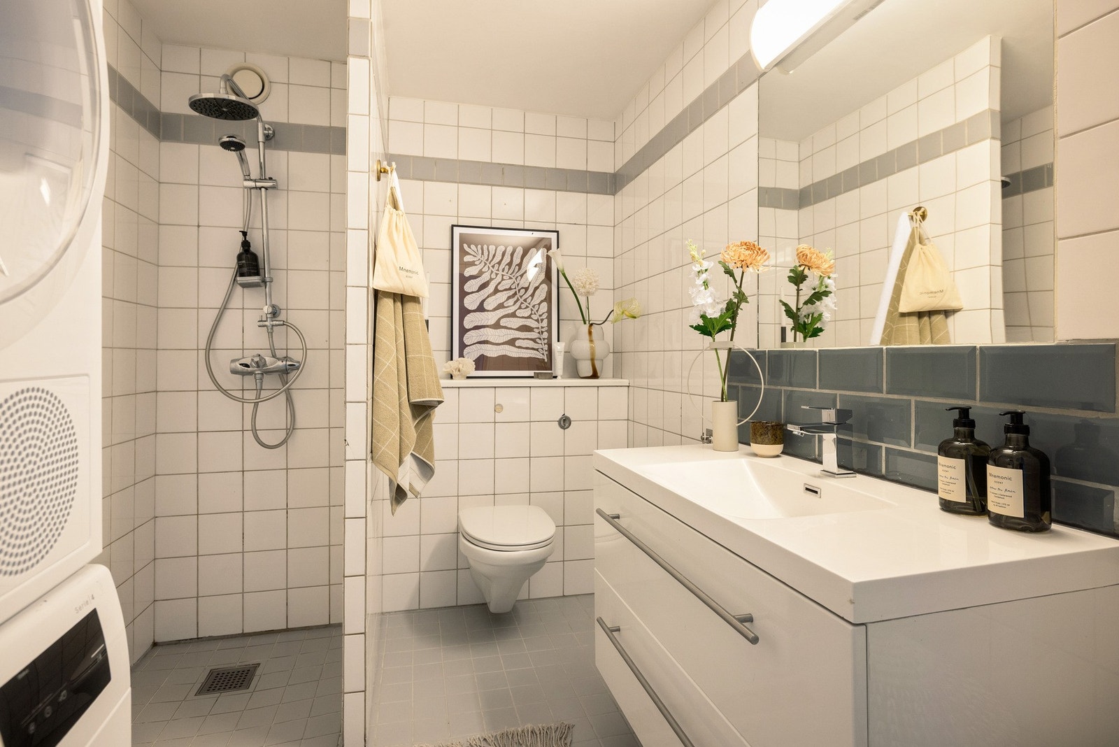 Badet ligger vegg i vegg med hovedsoverommet. Badet oppleves som romslig, med masse gulvplass. Galleribilde