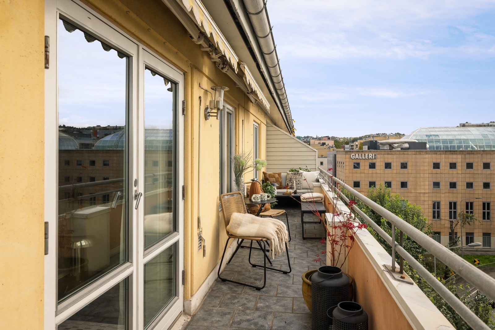 Praktisk markise, i tilfelle du heller vil sitte skjermet fra sommersola. Galleribilde