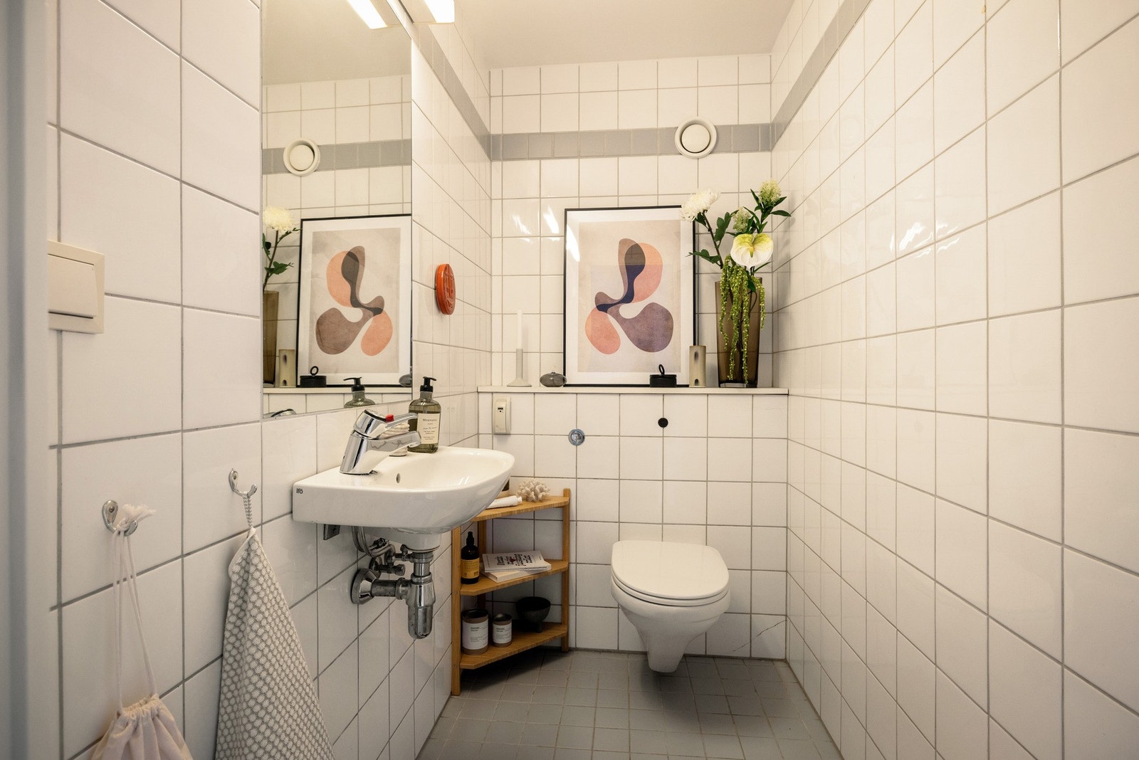 Ekstra toalettrom er 10 av 10 når man har besøk. Selv om du kanskje liker å vaske bad, er det greit å slippe full baderoms-shining når du får gjester på besøk. Galleribilde