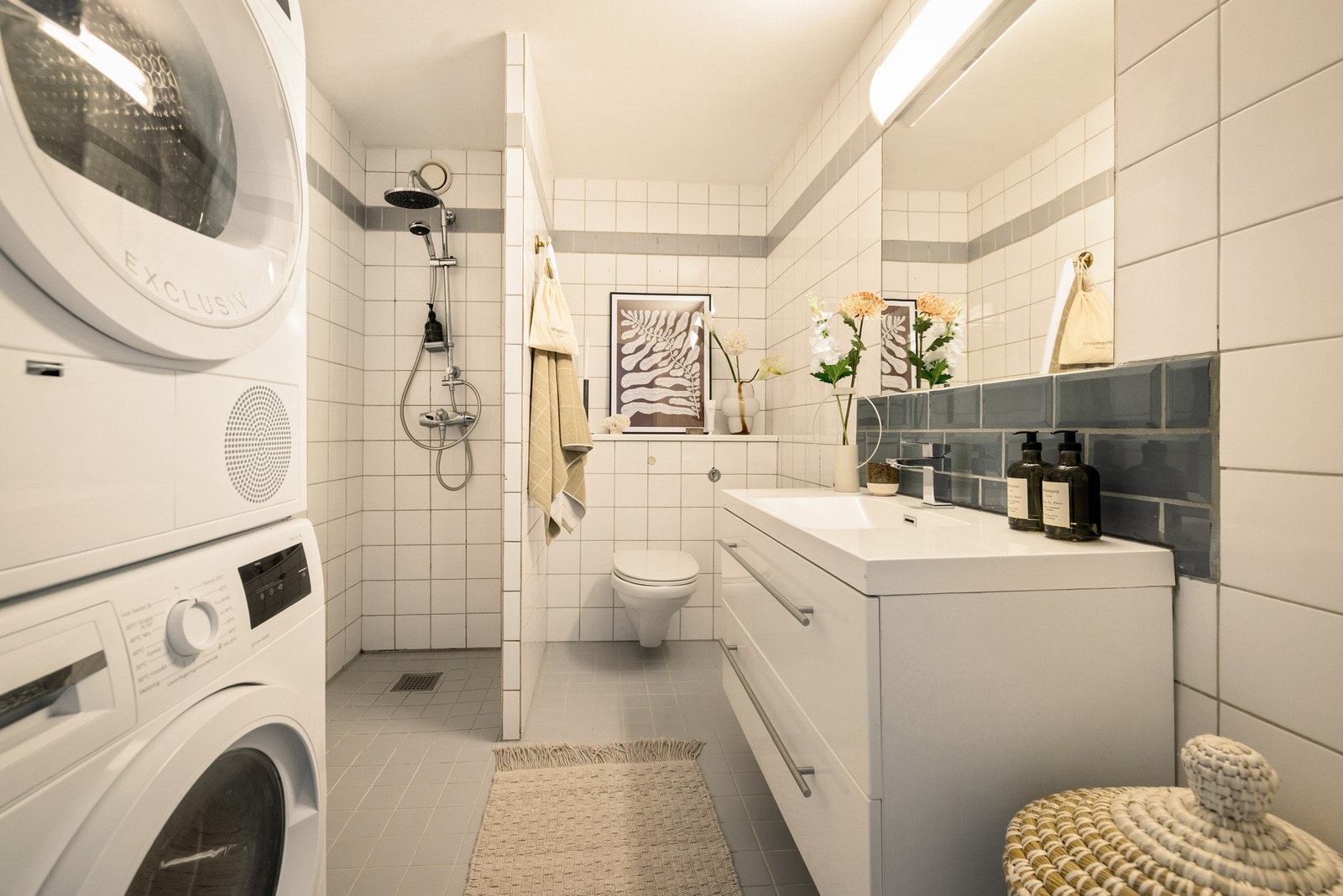 Du har åpenbart opplegg til vaskemaskin, og plass til tørketrommel. Badet er også stort nok til å ha tørkestativ her inne. Galleribilde