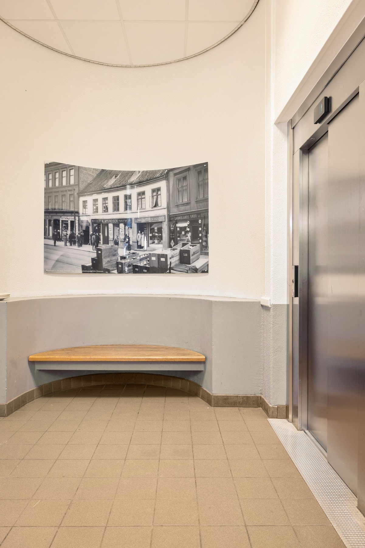 Heis i bygget, som lovet. Det er forresten en disponibel bod på loftet, på ca. 5 m² (8,5 m² gulvareal). Galleribilde