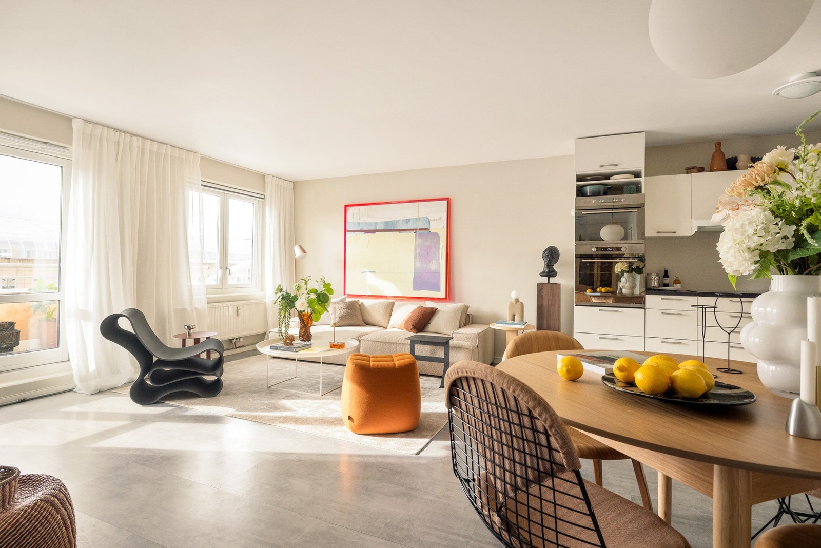 Noe av det vi liker ekstra godt med leiligheten er at "hoveddelen" med den sosiale kjernen og terrasse, er skjermet fra hovedsoverom og bad. Det er ganske lurt, om man bor flere her og én vil legge seg tidlig. Galleribilde