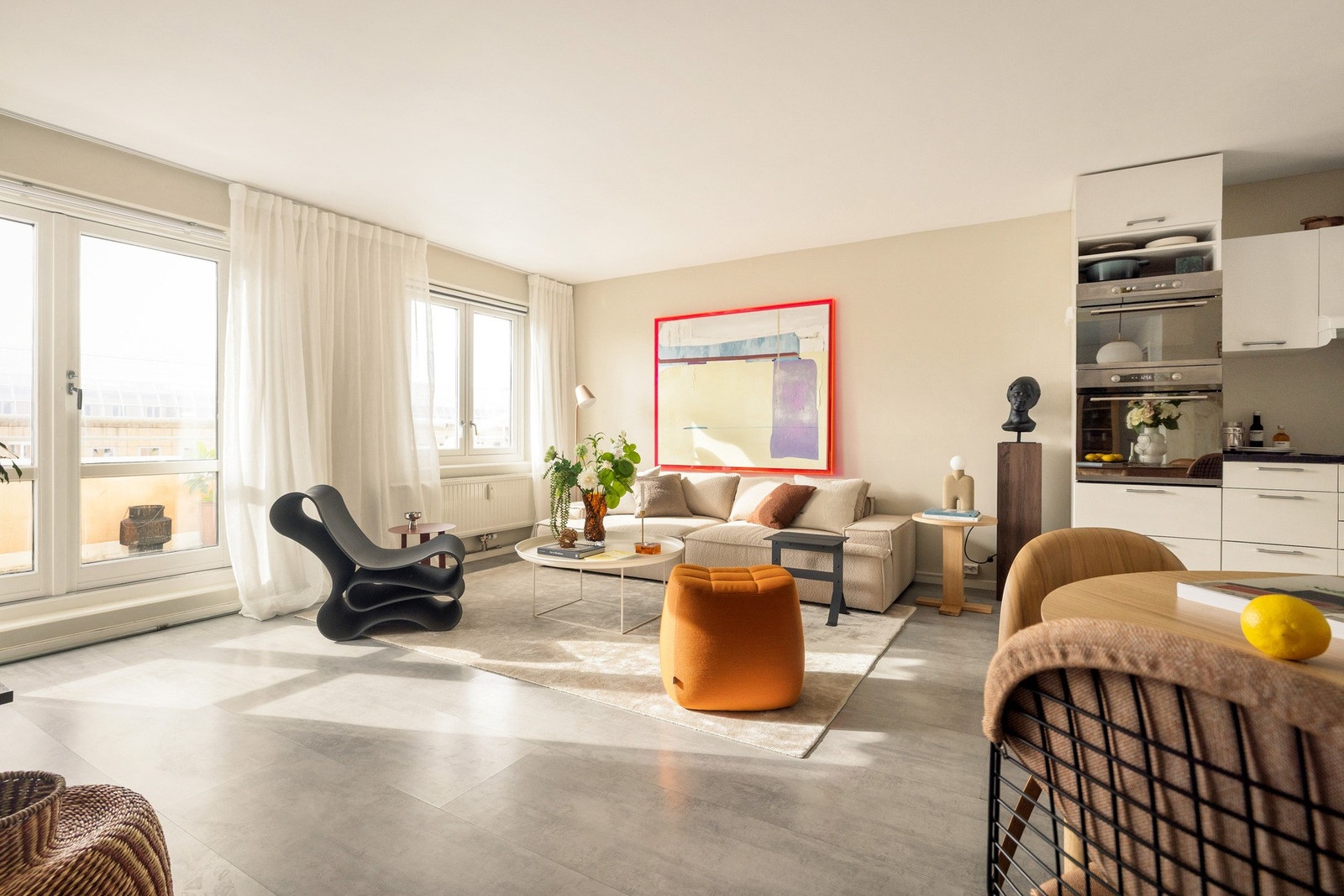 Leiligheten ligger i 6.etasje og har heisadkomst. Pssst, sameiet har akkurat bytta ut heisene, og prosjektet ble finansiert av oppsparte midler. Galleribilde