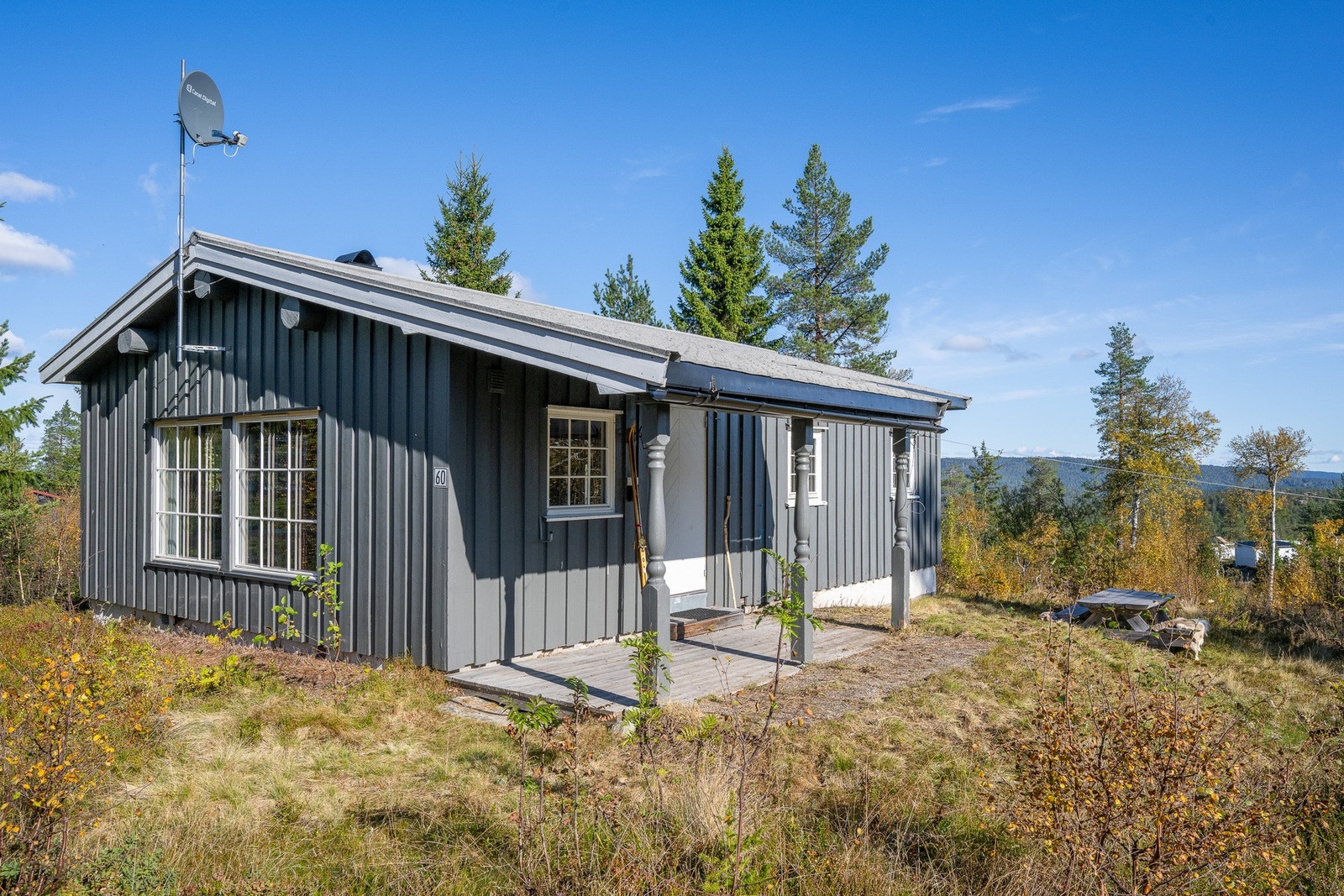 Overbygget inngangsparti som ligger vestvendt Galleribilde