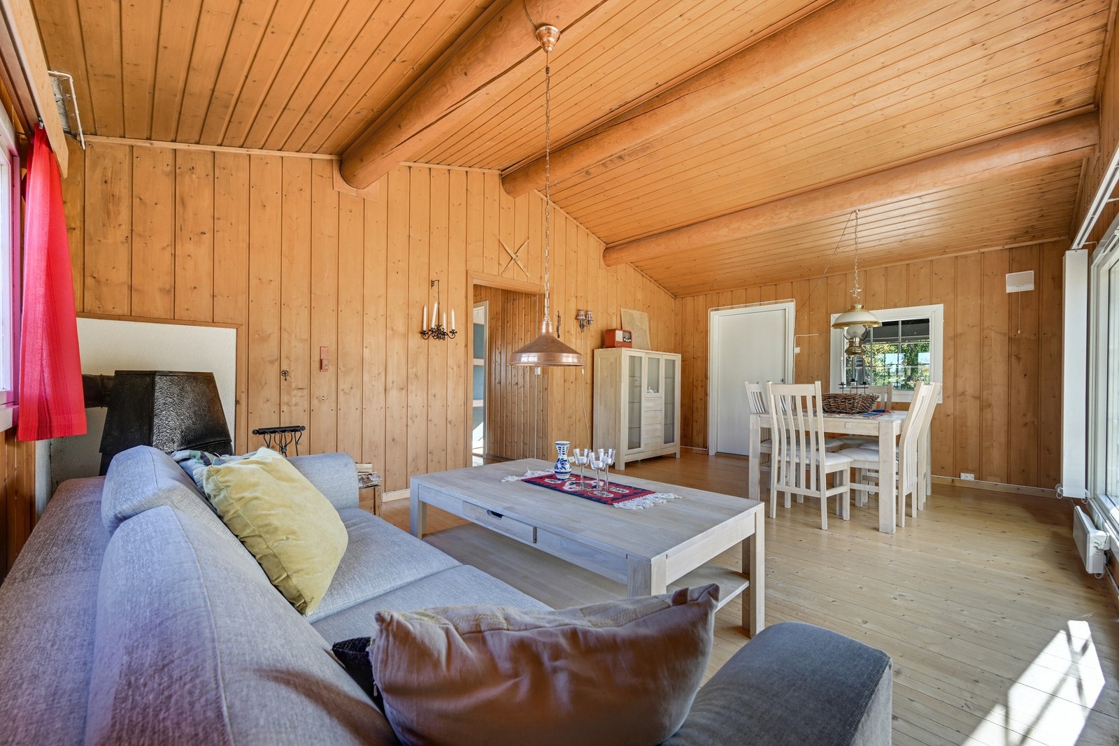 Her har man god plass til både salong og spisebord Galleribilde