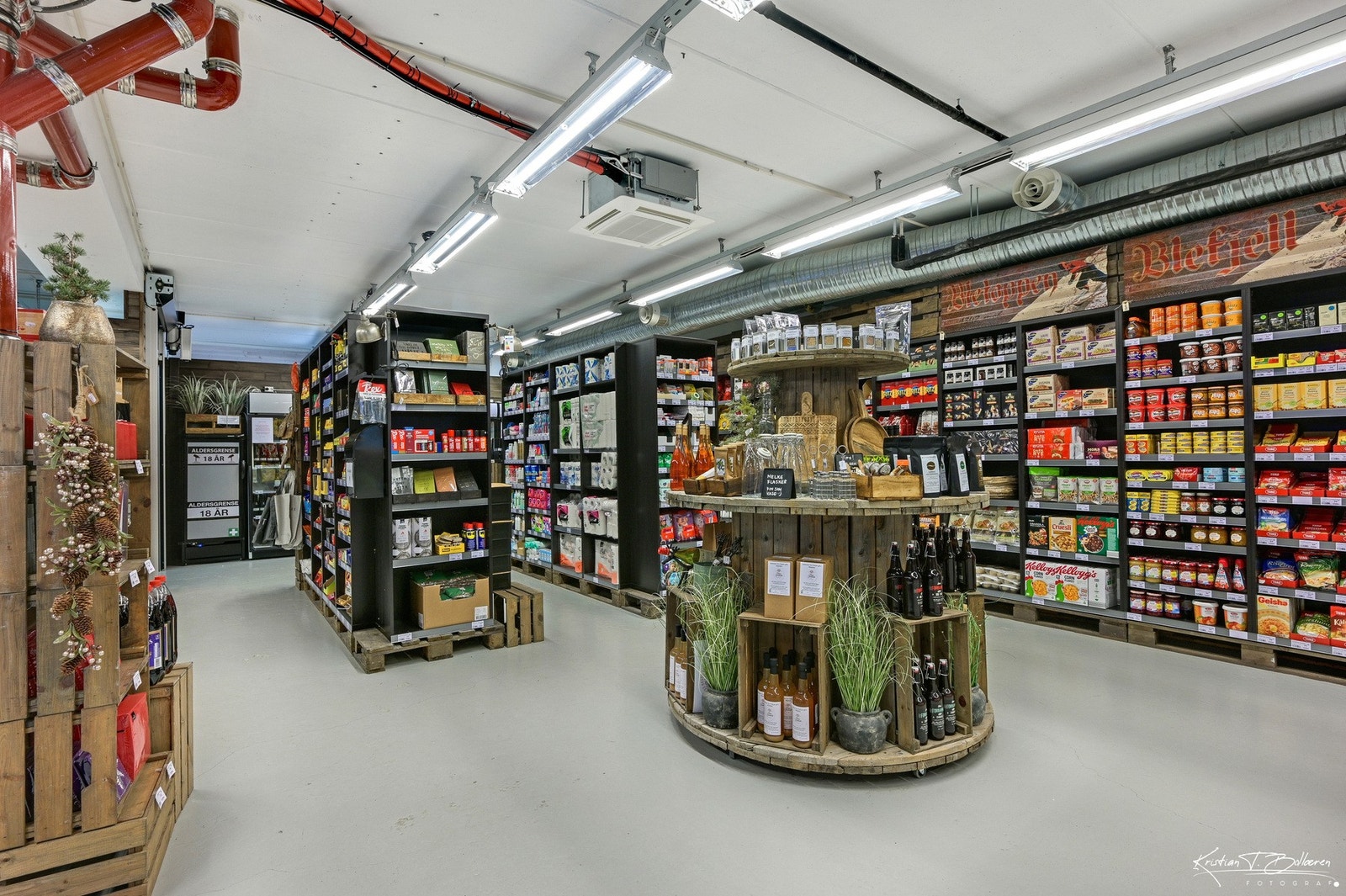 Selvbetjent dagligvarebutikk på "toppen" av Blefjell Galleribilde