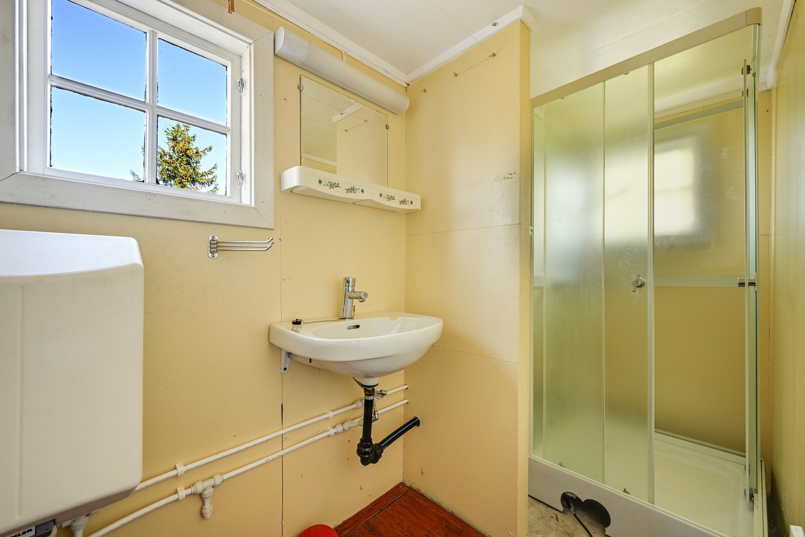 Enkelt bad med behov for renovering Galleribilde