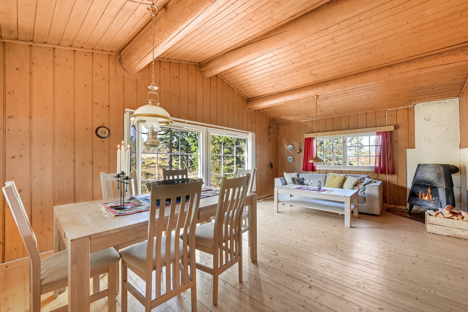 Svært romslig stue med åpen himling Galleribilde