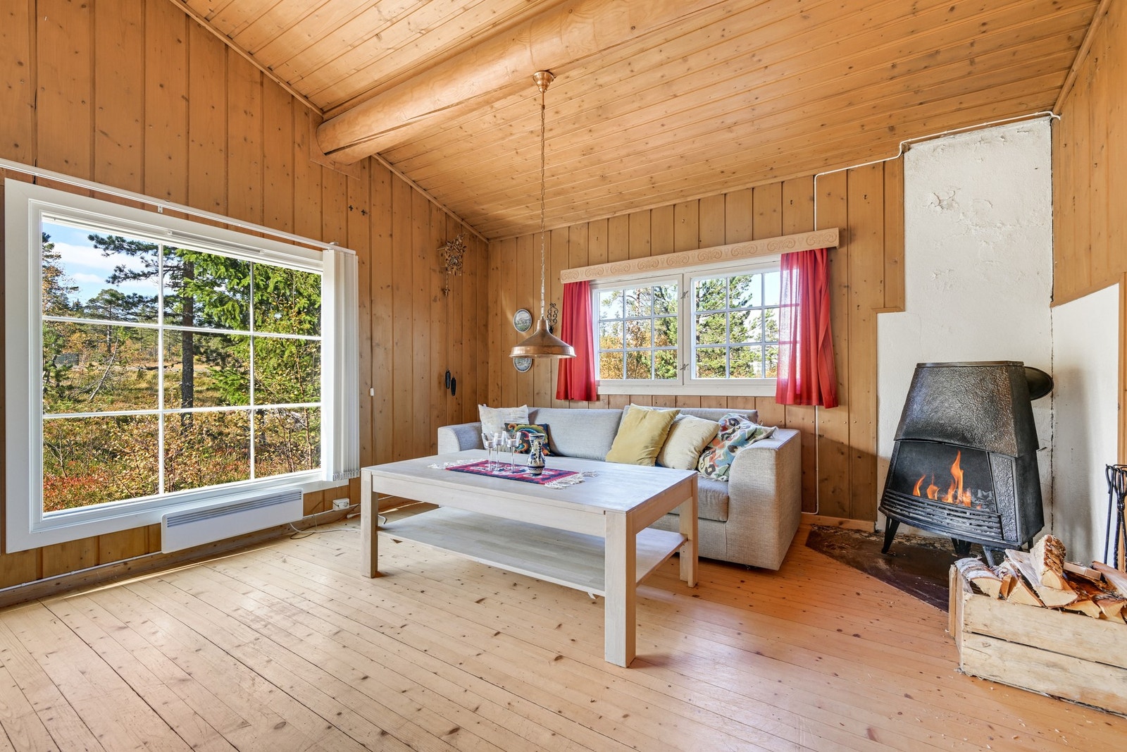 Store vindusflater i stua slipper inn godt med naturlig lys Galleribilde