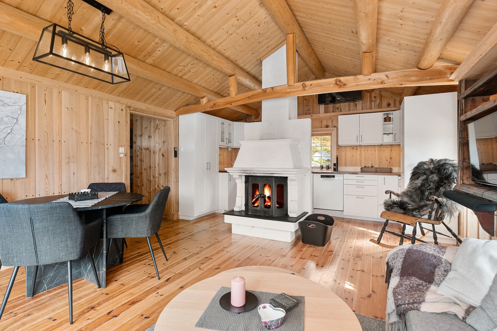 Stua har åpen løsning til kjøkkenet Galleribilde