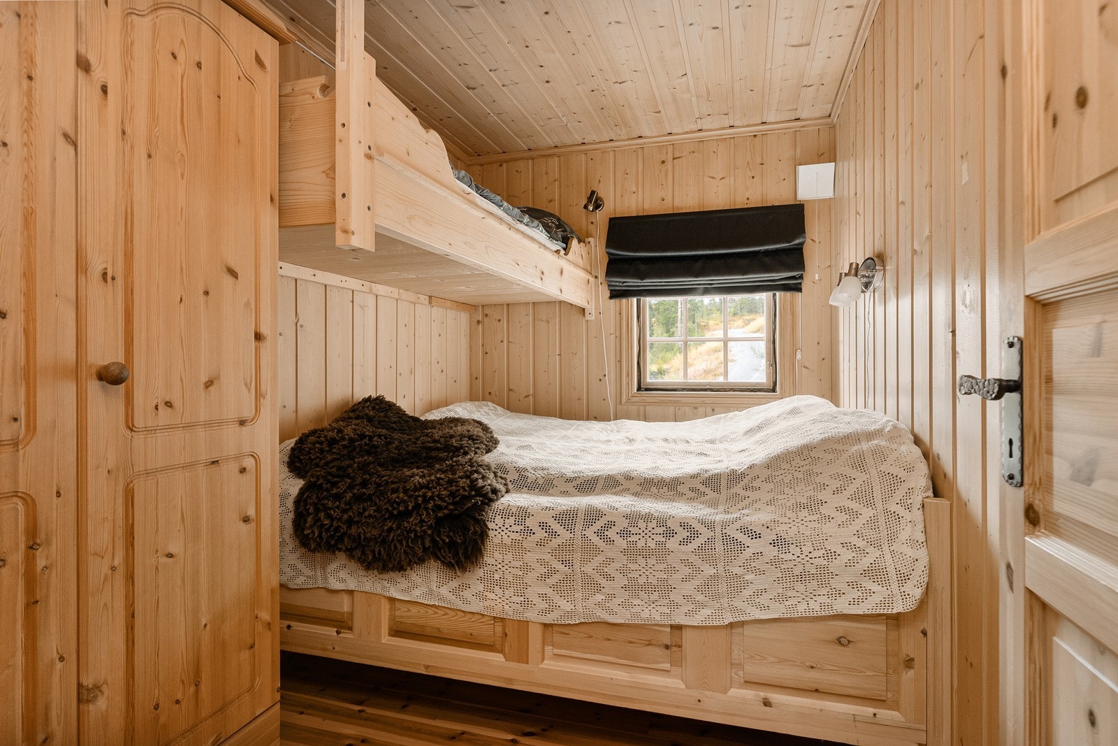 Hytta har to soverom, her med tre sengeplasser Galleribilde