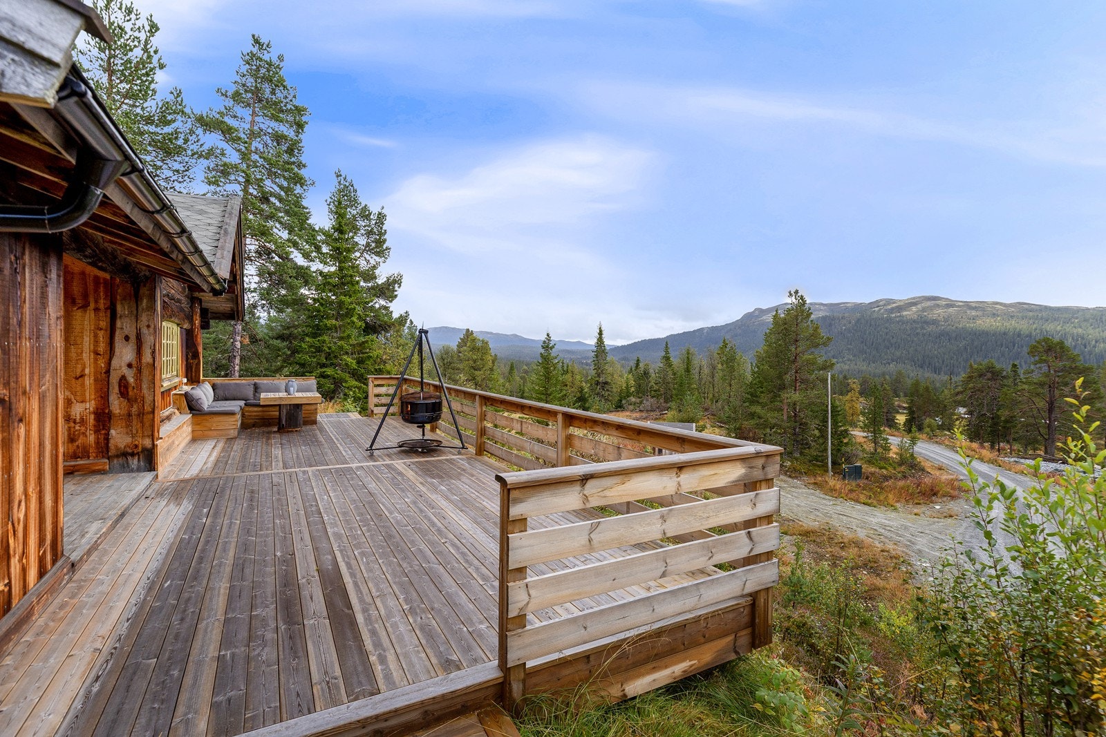 Romslig veranda med gode solforhold Galleribilde