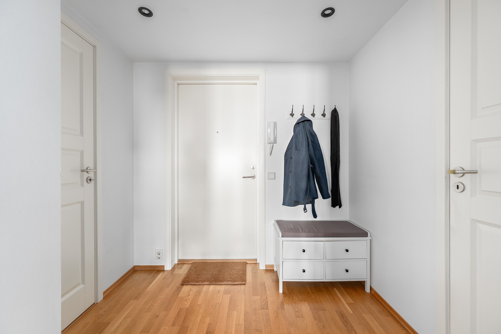 Romslig entré med god plass til å henge fra seg ytterjakken før man går videre inn. Galleribilde