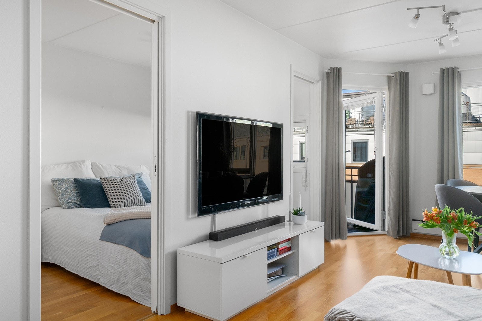 Plassbesparende skyvedører inn til soverommet. Galleribilde