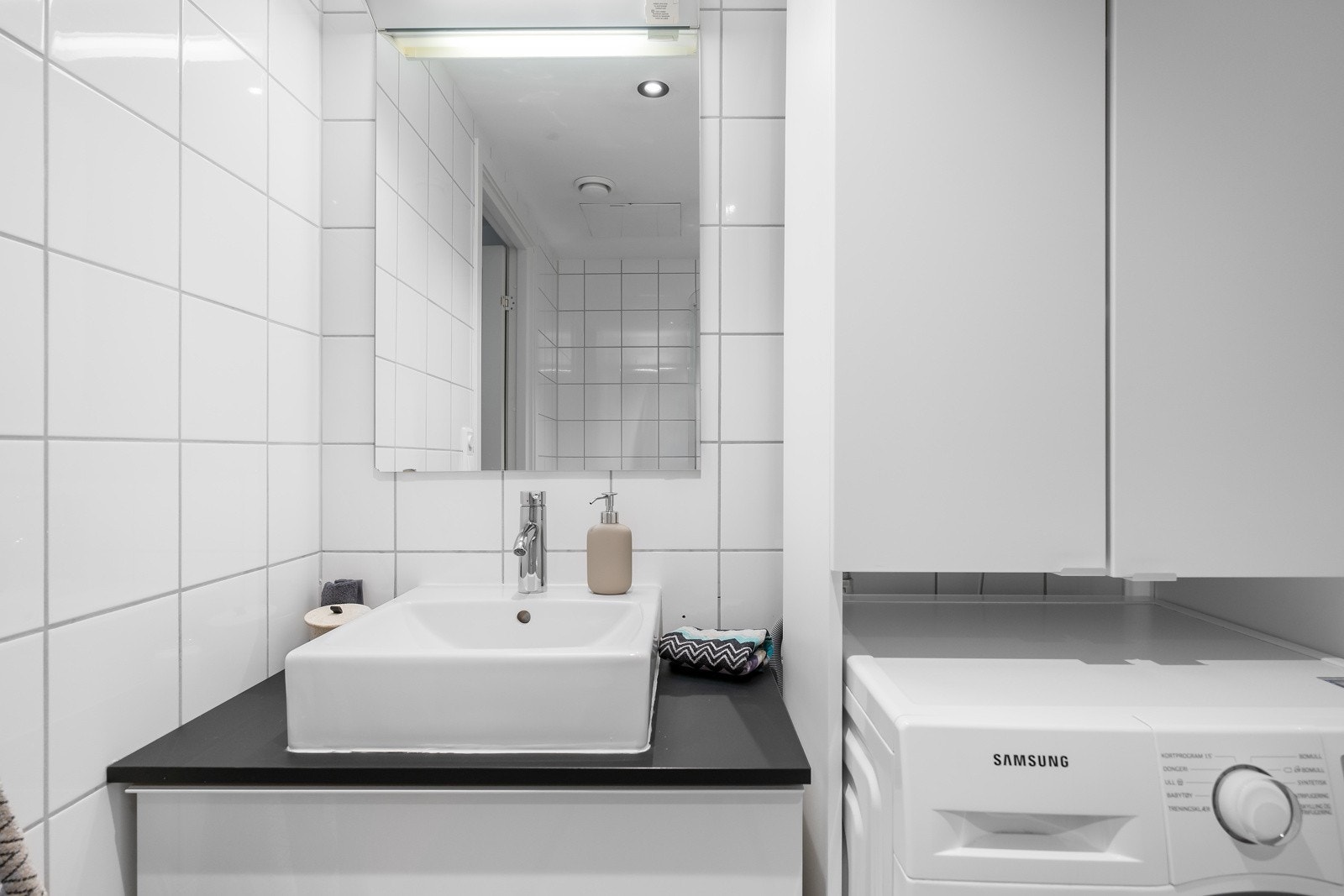 Opplegg for vaskemaskin med veggskap over. Galleribilde