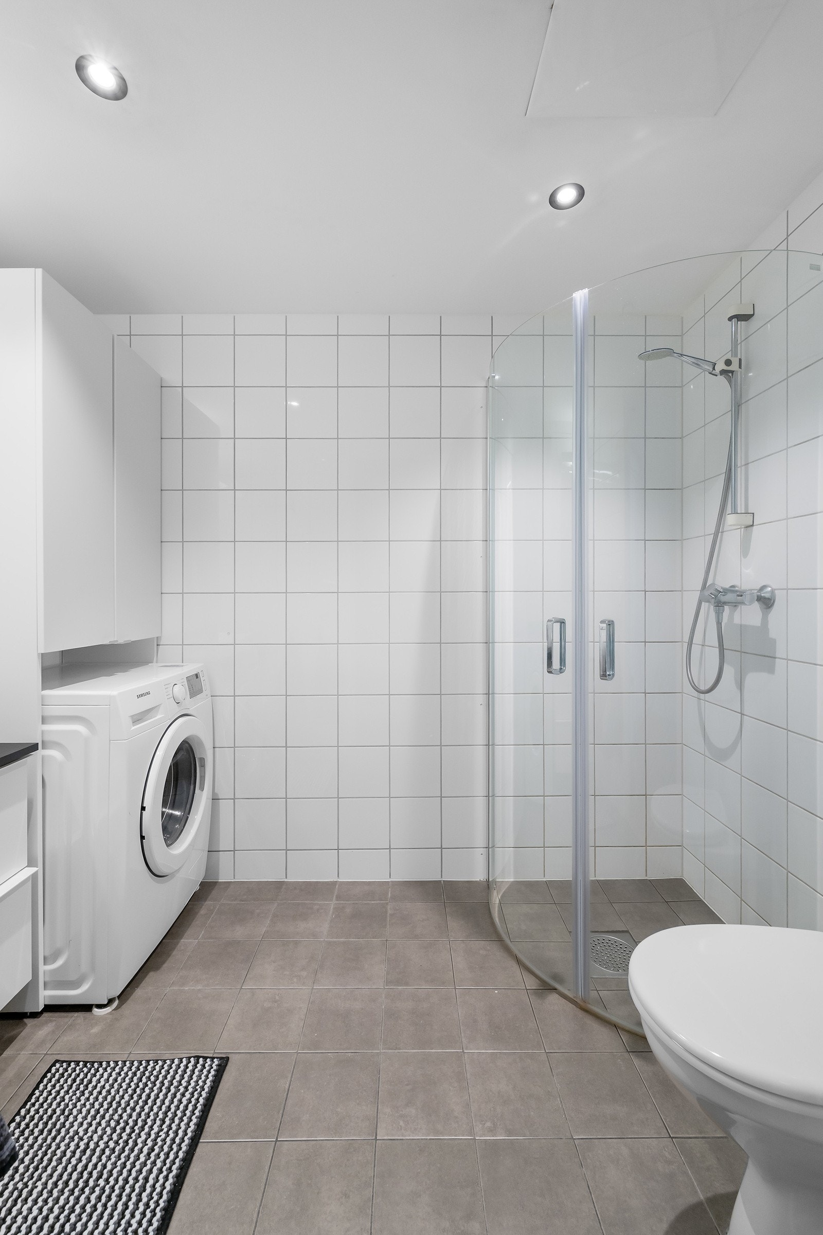 Pent, flislagt bad med varme i gulvet og downlights. Galleribilde