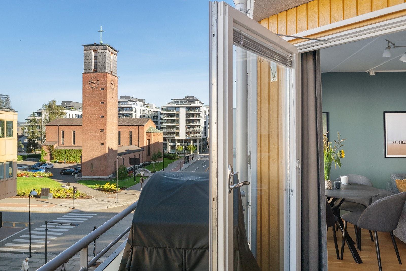 Balkongen vender ut mot handlegata og bylivet. Galleribilde