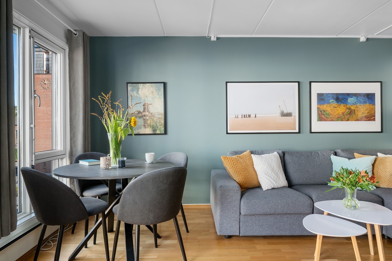 Overflater med malte vegger og parkett på gulvet. Galleribilde