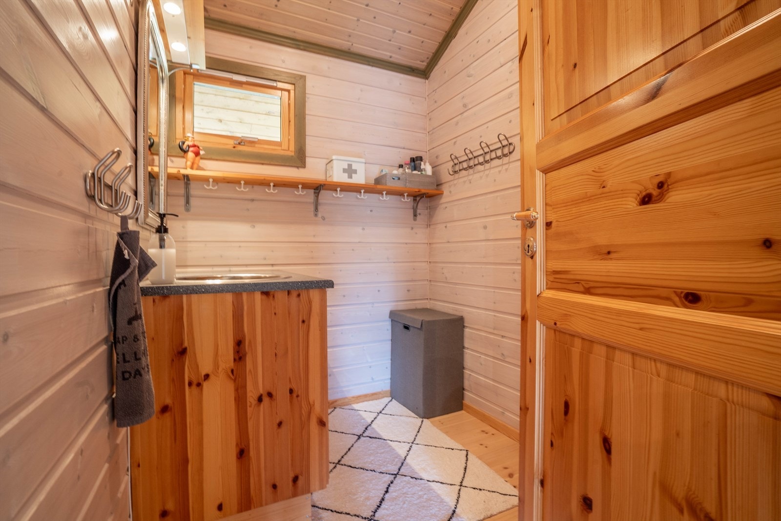 Badrom med servant og oppbevaring, gråvann ut far bad. Galleribilde