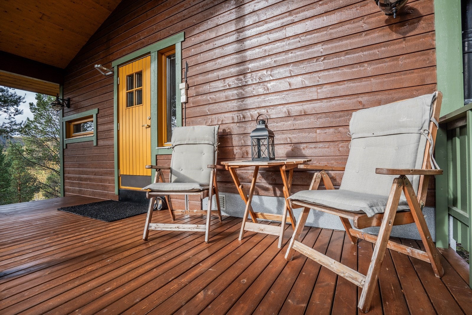 Koselig terrasse med utsikt mot sør med gode solforhold. Perfekt for avslapning i naturskjønne omgivelser. Velkommen til din nye fritidsbolig! Galleribilde