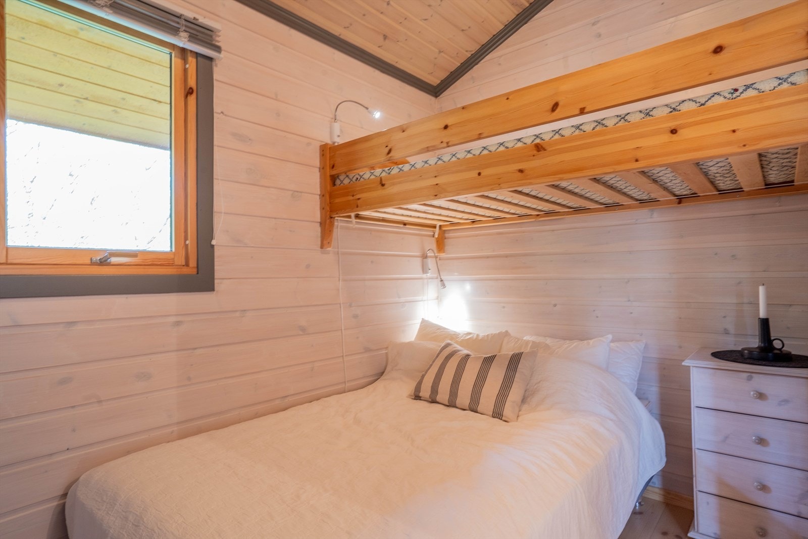 Koselig soverom med plassbesparende køyeseng. Lyst og innbydende rom med naturlig lys fra vinduet. Galleribilde