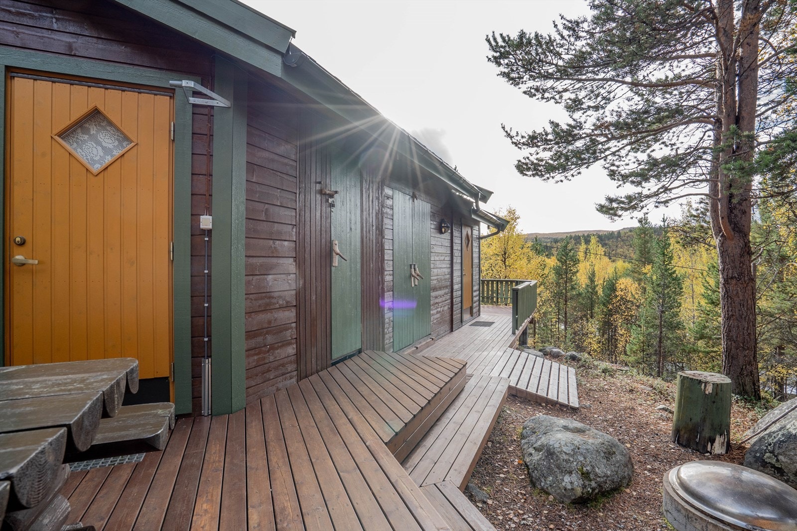 Inngang til bad, neste til bod, garasje og neders er dør inn til rom med soveplass. Godt med veranda ved byggene med fine solforhold. Galleribilde