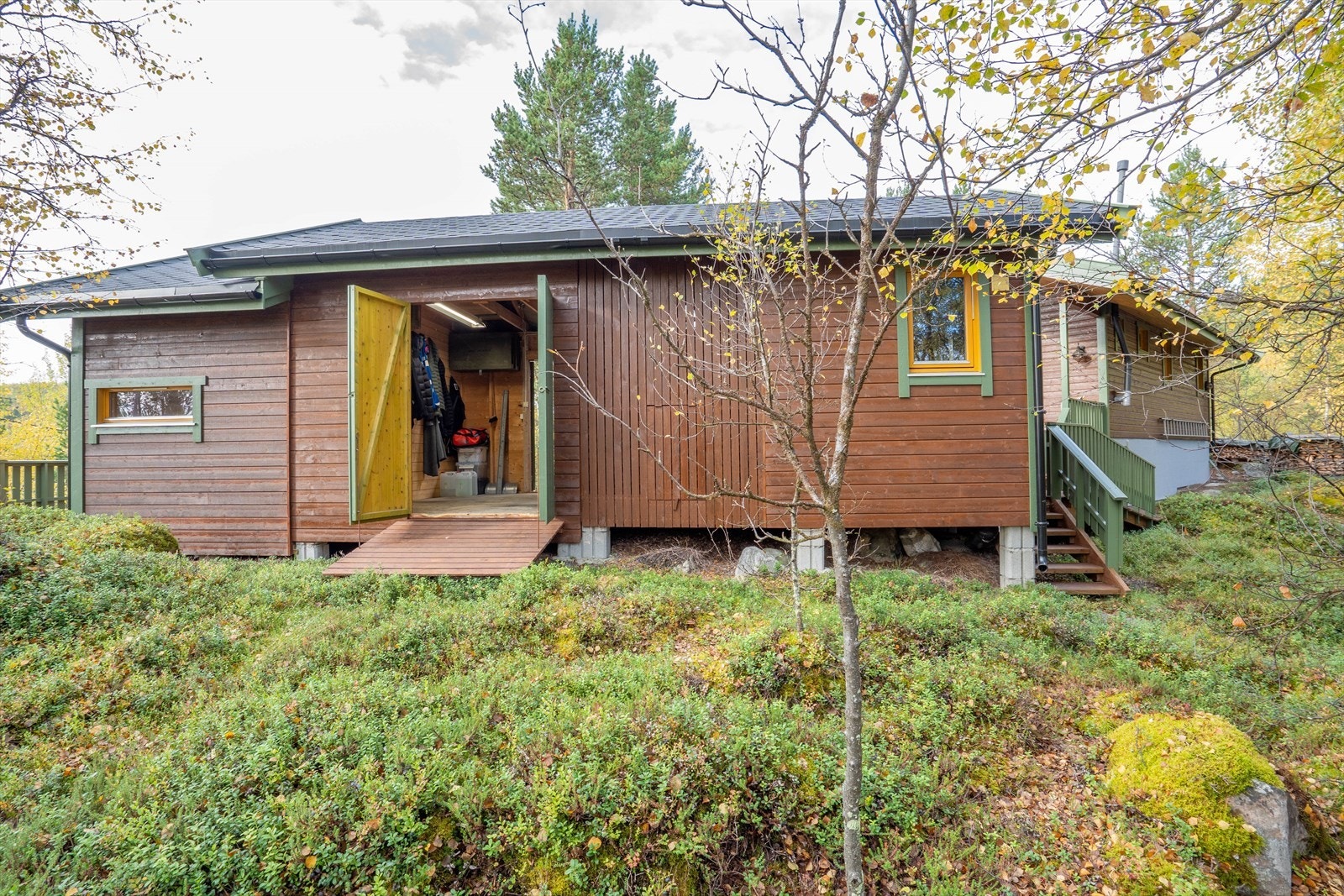 Garasjen har to dører, en på fremsiden og en på baksiden. Praktisk med tanke på kjøretøy. Galleribilde