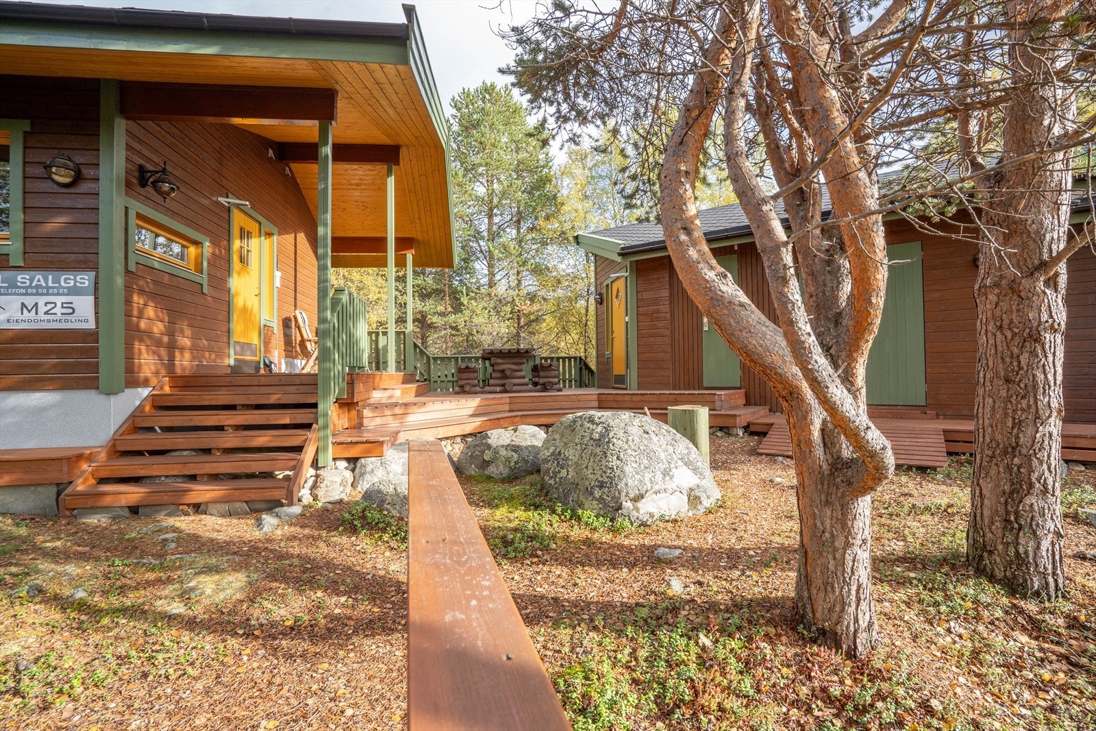 Sjarmerende hytte i naturskjønne omgivelser, med romslig terrasse og moderne detaljer. Perfekt for avslapning og naturopplevelser året rundt. Galleribilde