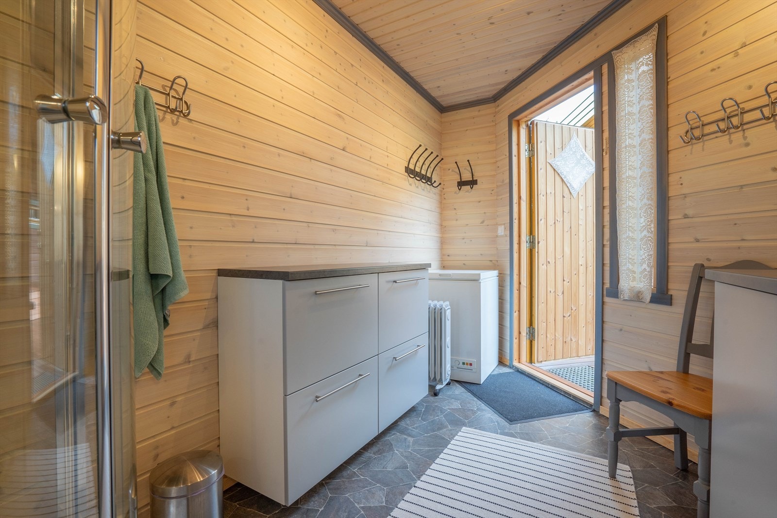 Lyst og innbydende badrom med stilrene detaljer, perfekt for moderne oppbevaring. Praktisk utgang til veranda. Galleribilde