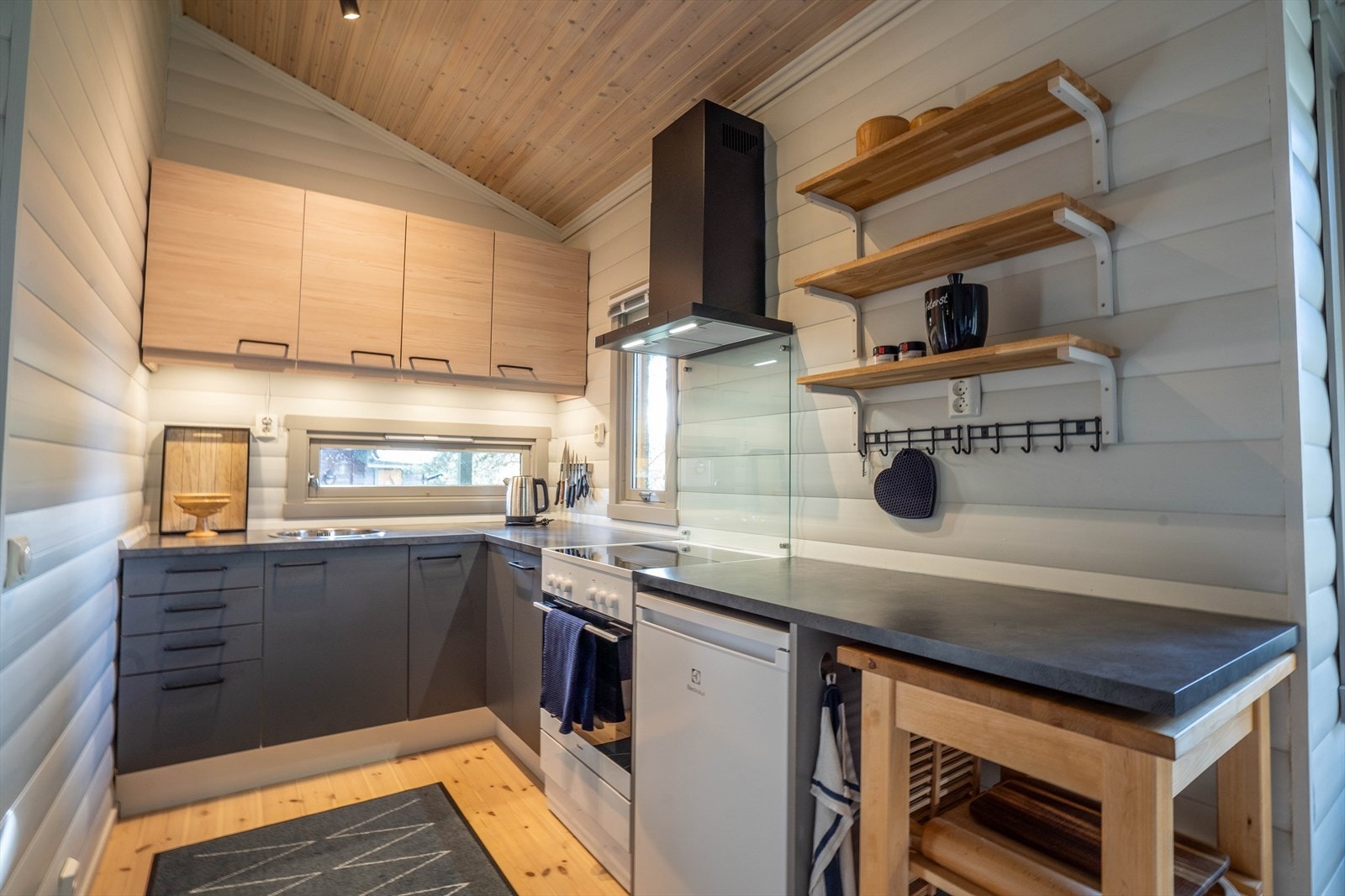 Moderne og funksjonelt kjøkken med stilrent design, godt med benkeplass og smarte oppbevaringsløsninger. Perfekt for praktisk matlaging. Galleribilde