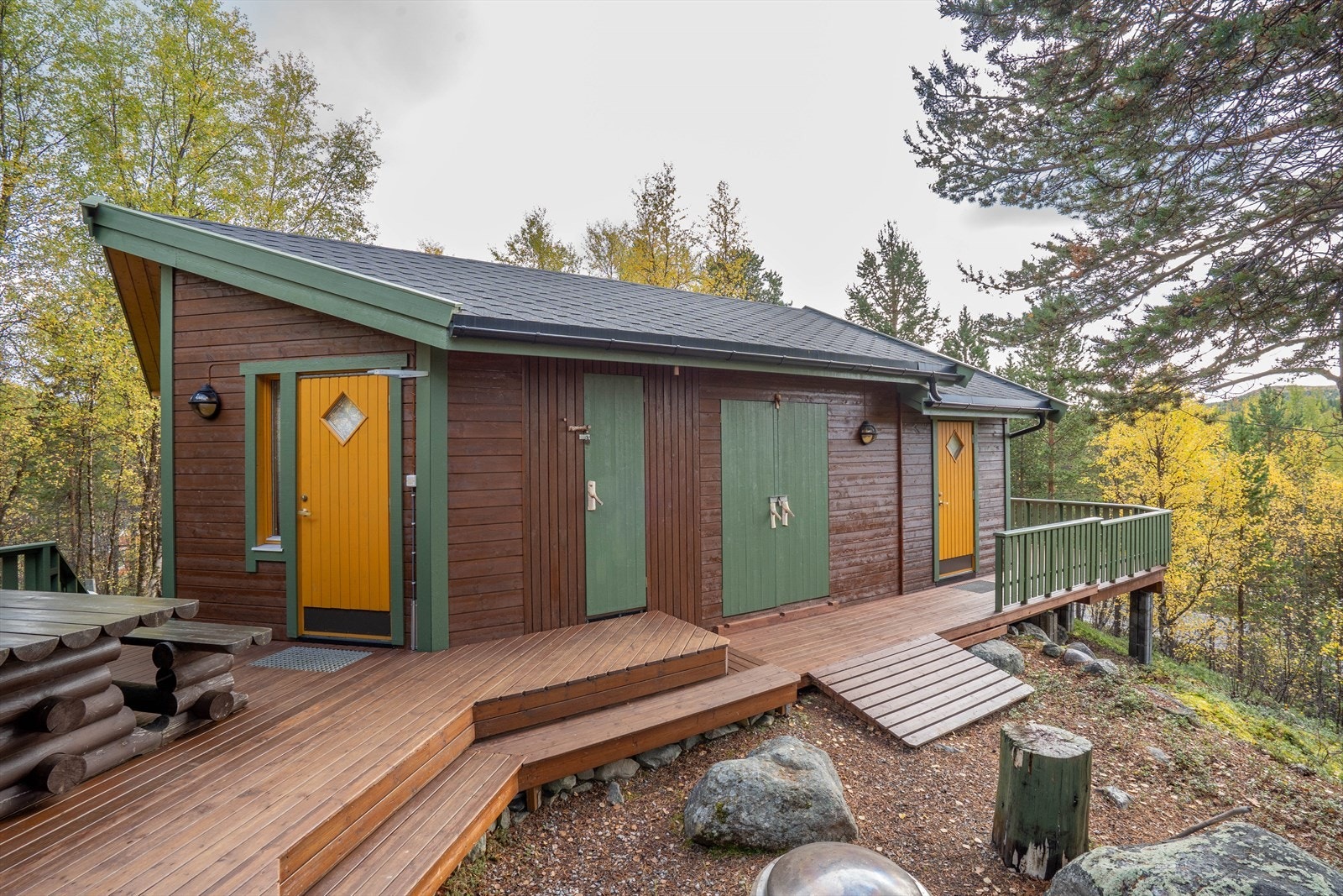 Bygg med bad, bod, garasje og anneks med soverplass. Galleribilde