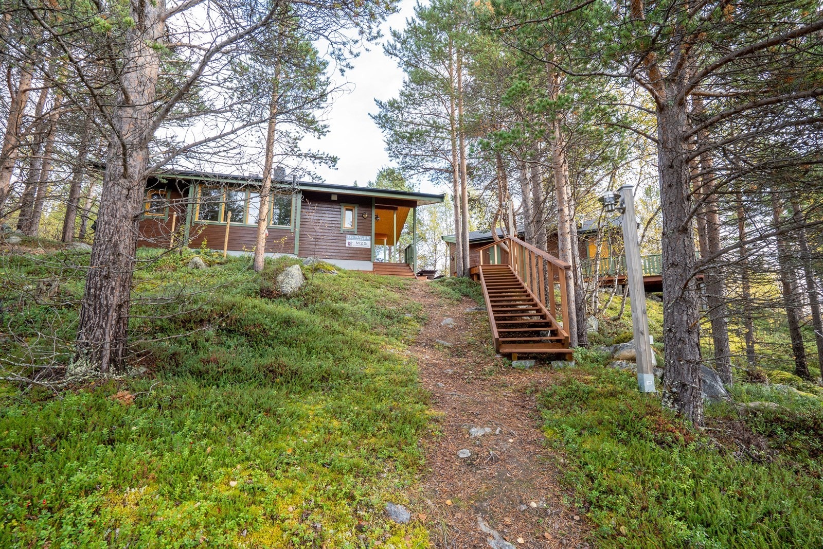 Sjarmerende hytte i naturskjønne omgivelser, omgitt av frodig skog og grønne områder. Perfekt for avslapning og naturopplevelser. Galleribilde