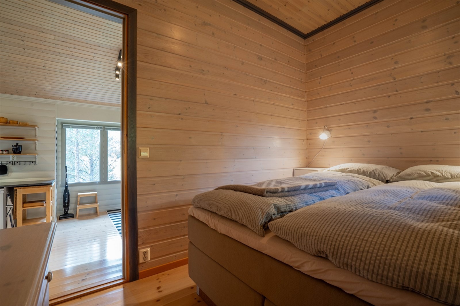 Lyst og innbydende soverom med naturlige trevegger. Praktisk løsning med tilknytning til kjøkken og stue, gir en lun atmosfære. Galleribilde