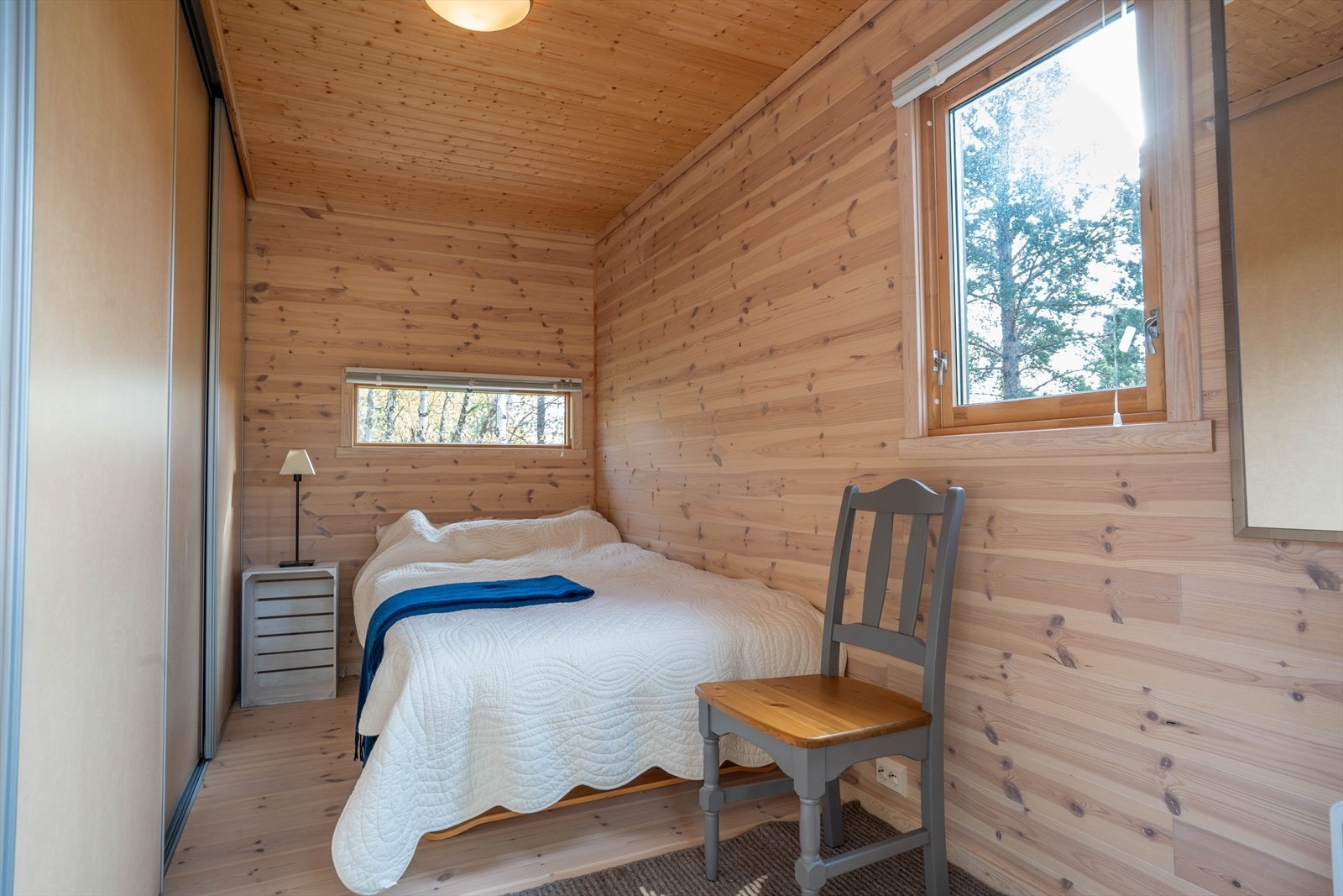 Koselig soverom med naturlig lys og tregulv. Perfekt for avslapning i en fredelig atmosfære. Galleribilde