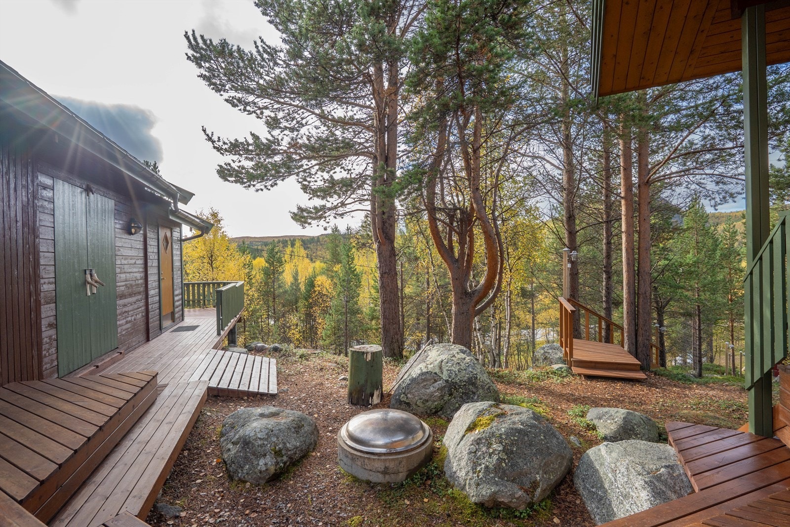 Grillplass i midten av byggene. Ligger skjermet til for vind. Perfekt til hyggelige kvelder rundt bålet. Galleribilde