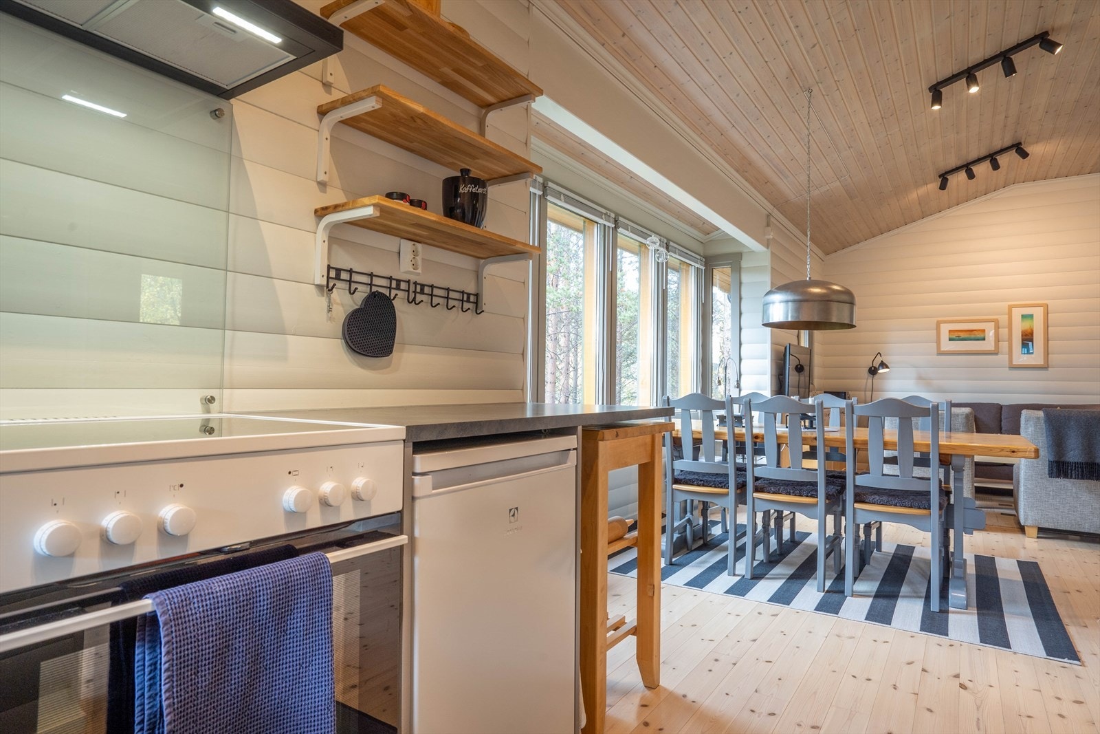 Lys og luftig stue med store vinduer. Perfekt for hyggelige sammenkomster og familieaktiviteter rundt spisebordet. Galleribilde