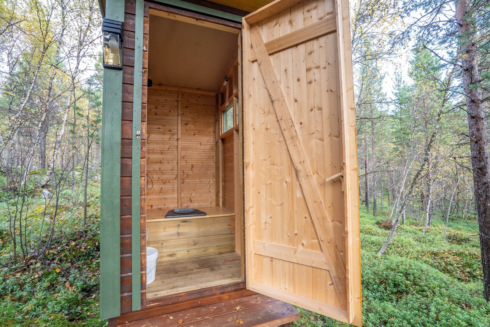 Utedo med belysning. Galleribilde