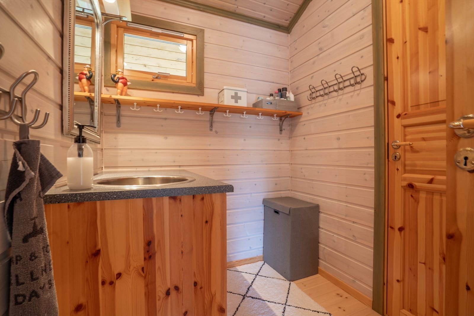 Dør inn til høyre med Cinderella forbrenningstoalett. Galleribilde