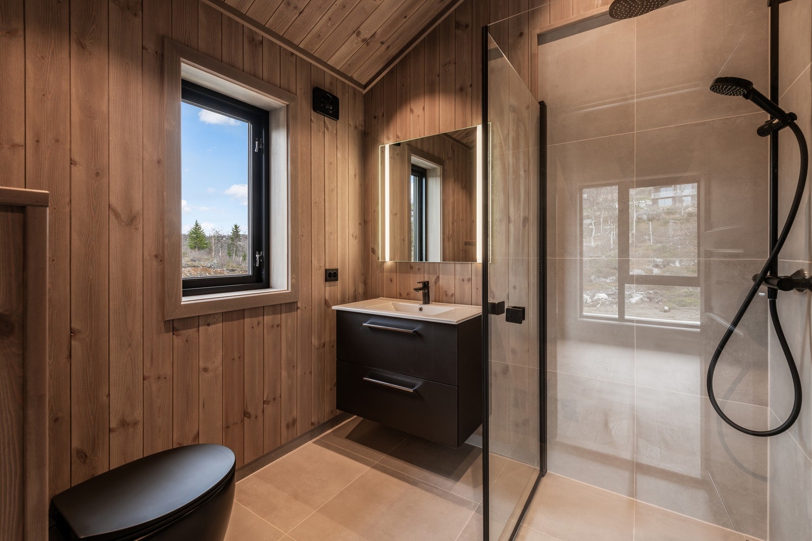 Badene blir levert med store, pene fliser (Bilde fra tilsvarende hytte i området, avvik vil forekomme) Galleribilde