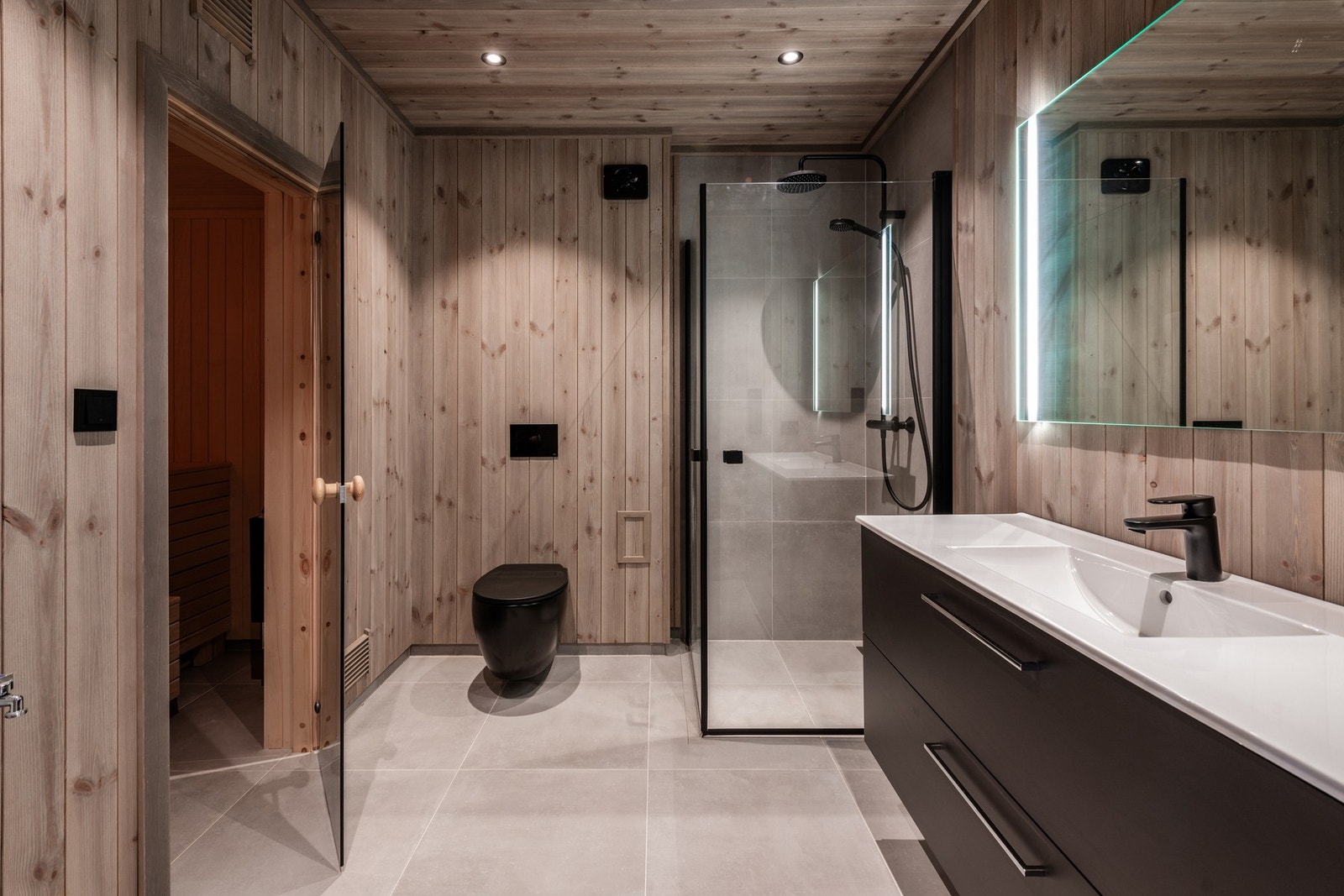 I første etasje ligger det et lekkert bad med inngang til badstuen (Bilde fra tilsvarende hytte) Galleribilde