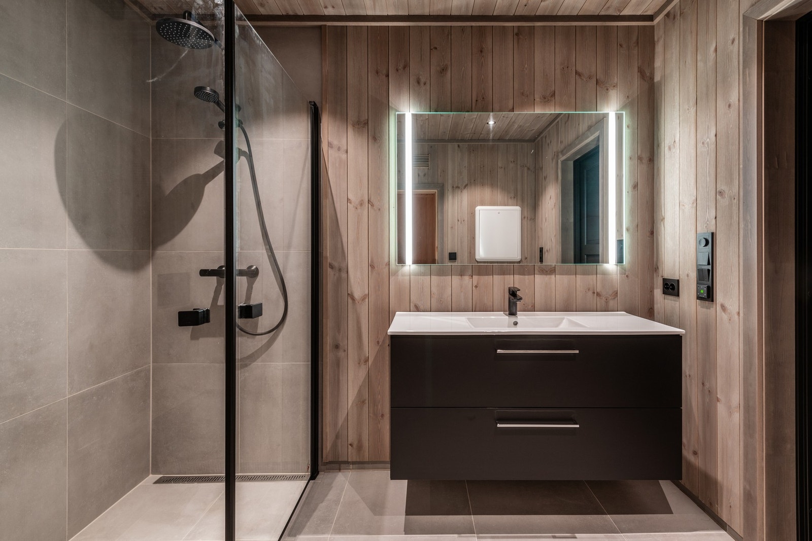 Badene blir levert med store, pene fliser (Bilde fra tilsvarende hytte) Galleribilde