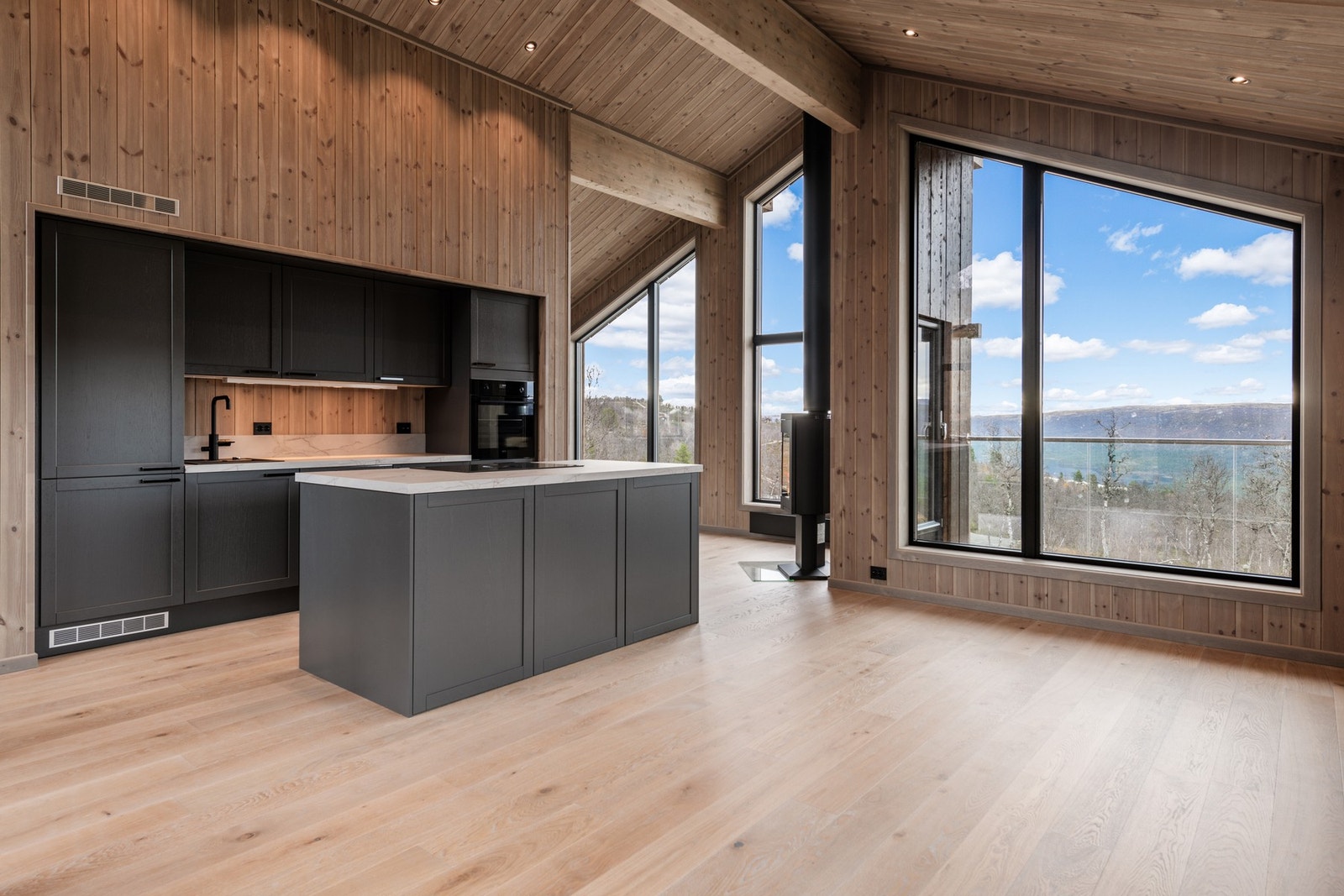 Kjøkkenet er utformet slik at du vil få glede av utsikten også under matlagingen (Bilde fra tilsvarende hytte i området) Galleribilde