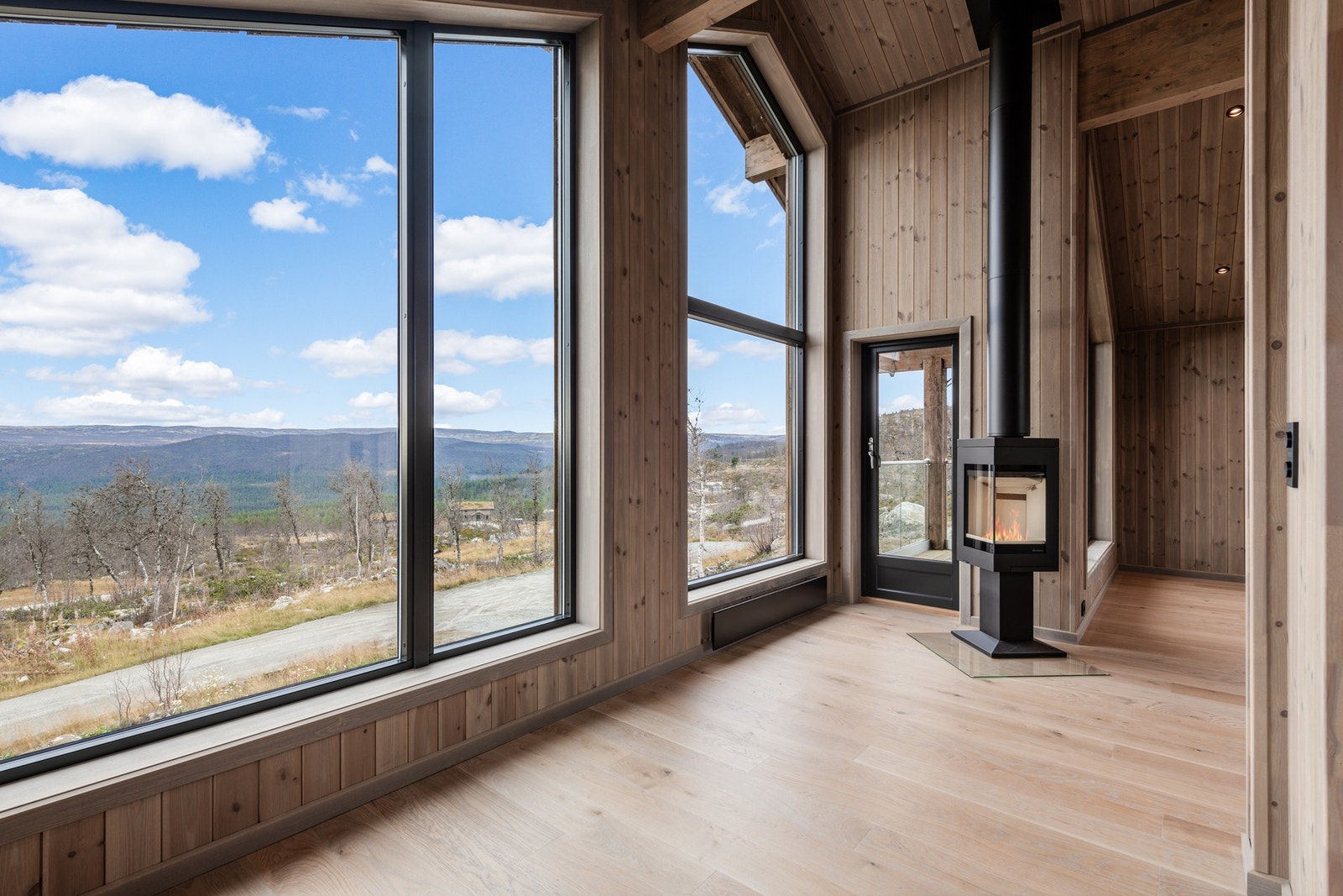 De store vindusflatene gir deg orkesterplass og fantastisk utsikt (Bilde fra tilsvarende hytte i området) Galleribilde