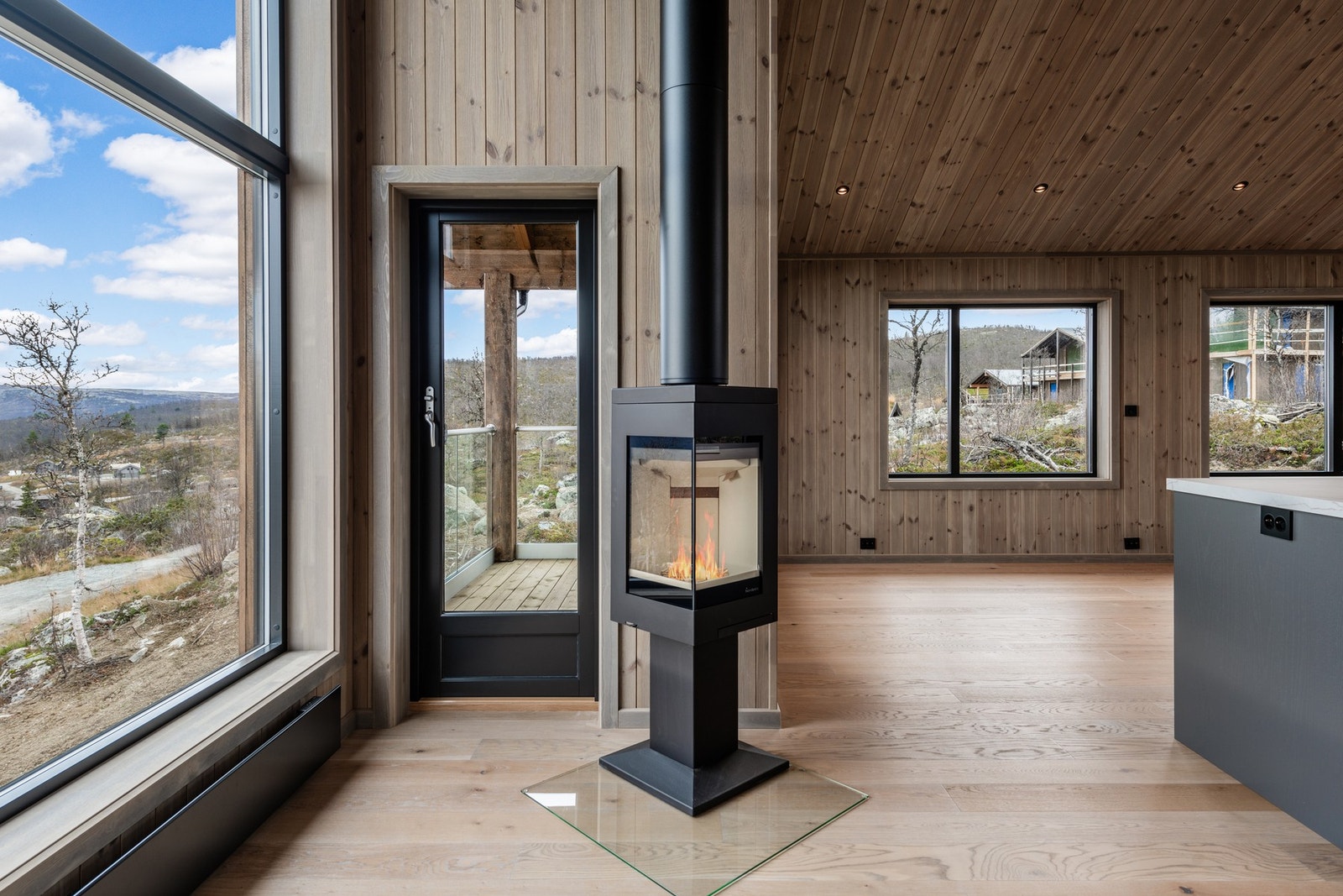 Stor og hyggelig stue/- kjøkkenløsnng (Bilde fra tilsvarende hytte i området) Galleribilde