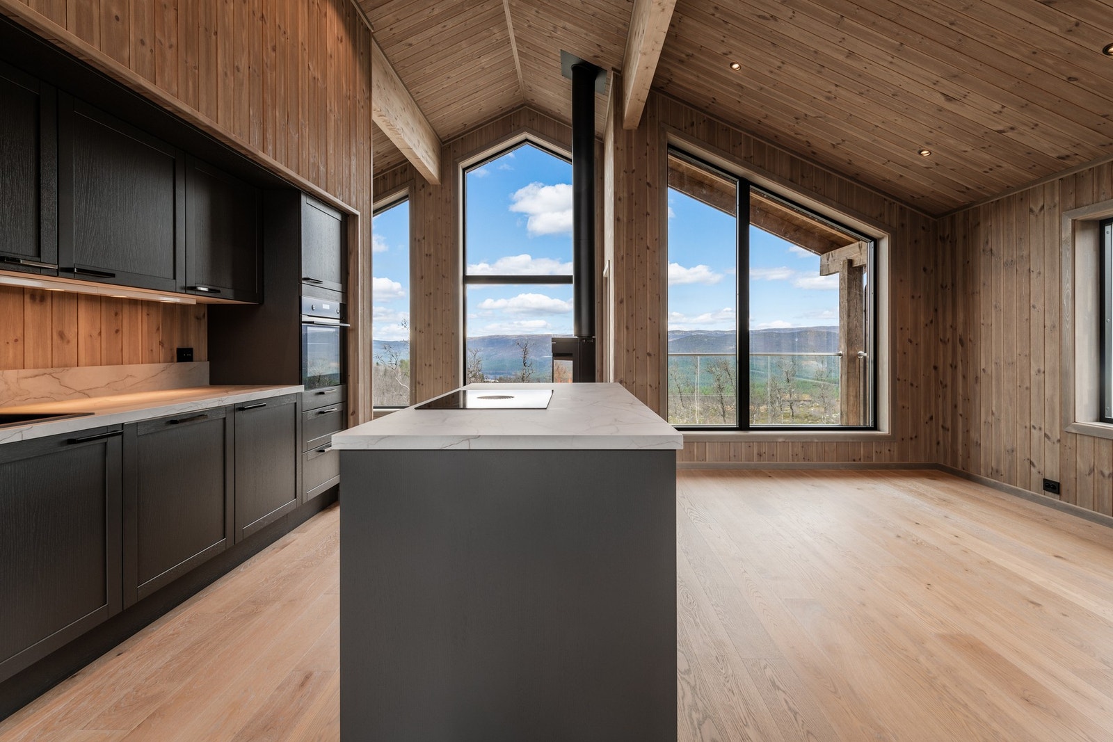 Kjøkkenet er utformet slik at du vil få glede av utsikten også under matlagingen (Bilde fra tilsvarende hytte i området) Galleribilde