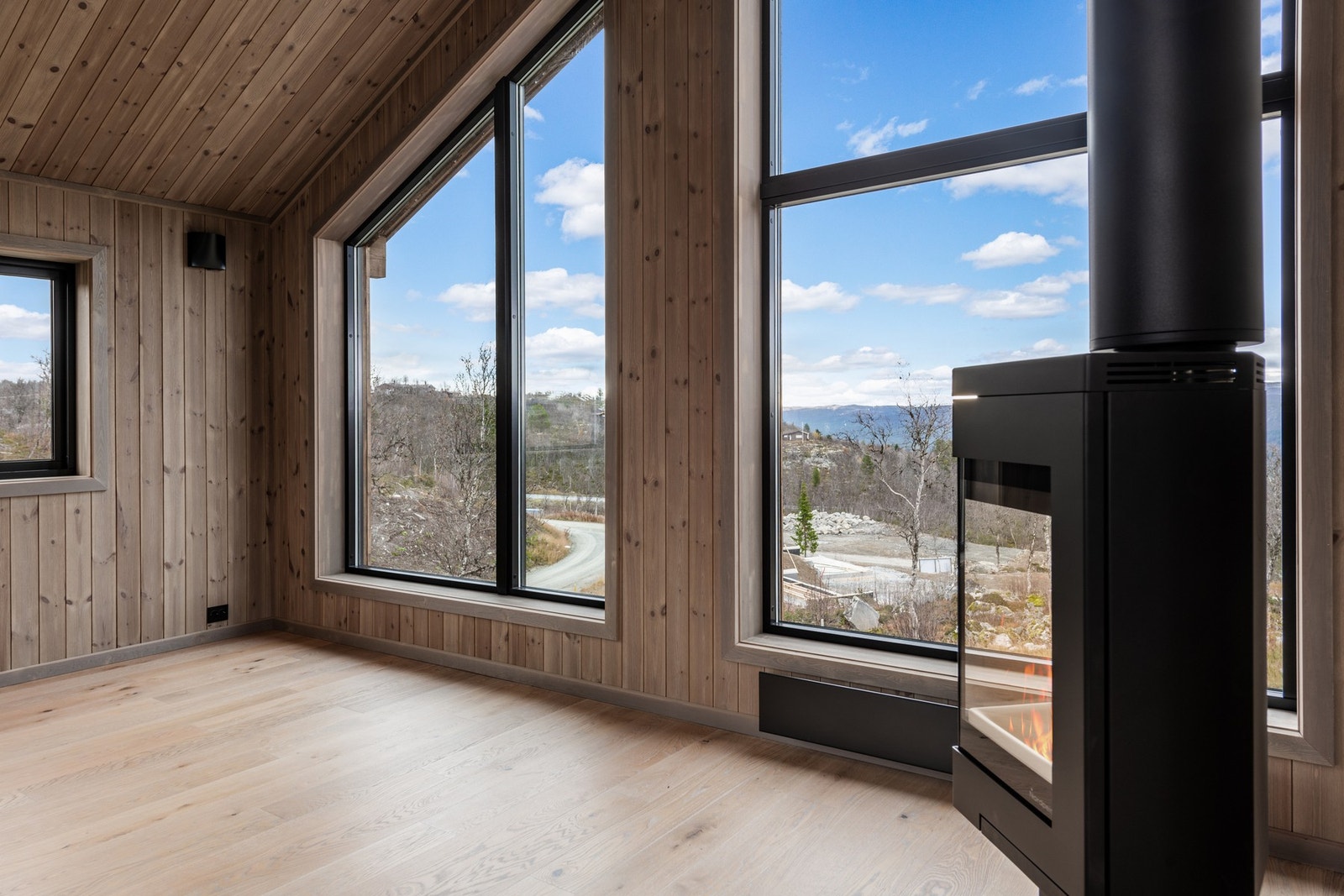 De store vindusflatene gir deg orkesterplass og fantastisk utsikt (Bilde fra tilsvarende hytte i området) Galleribilde