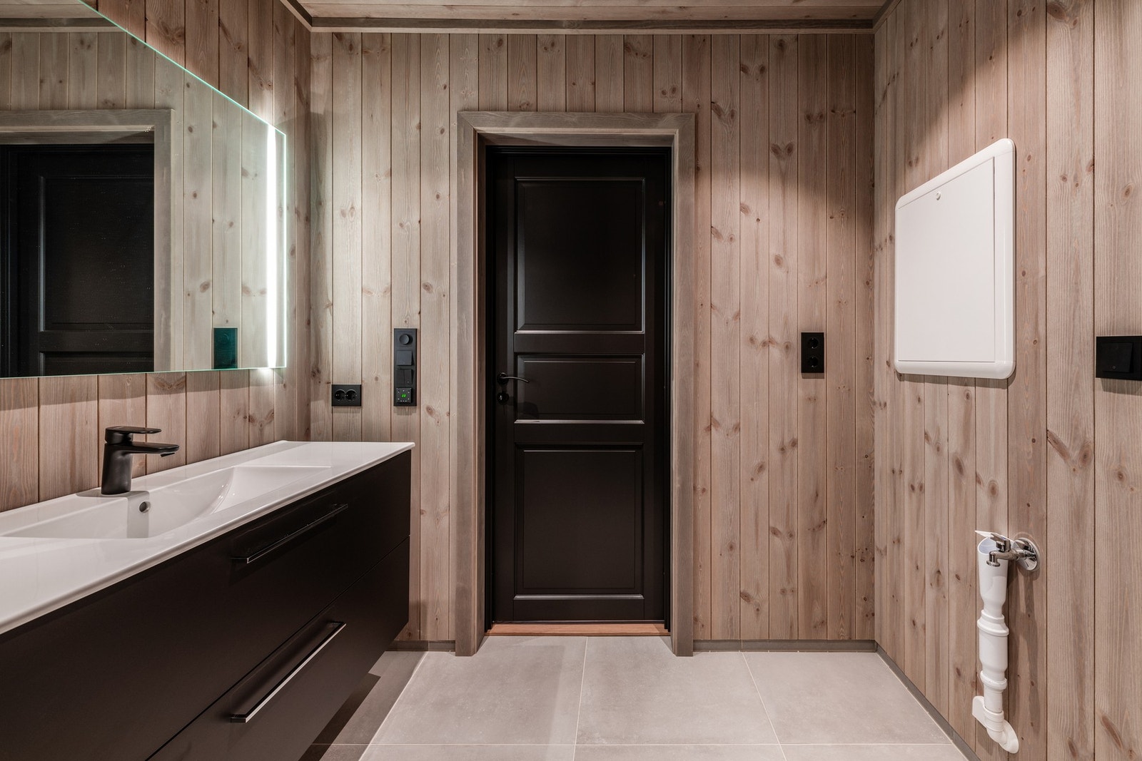 Badet i første etasje leveres med opplegg til vaskemaskin (Bilde fra tilsvarende hytte) Galleribilde