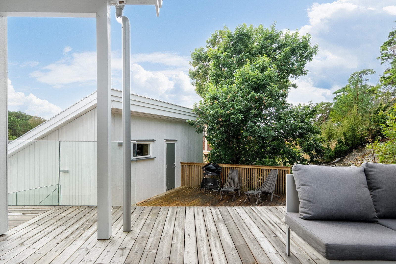 Over garasjen, med adkomst fra terrassen, ligger et romslig loft. Galleribilde