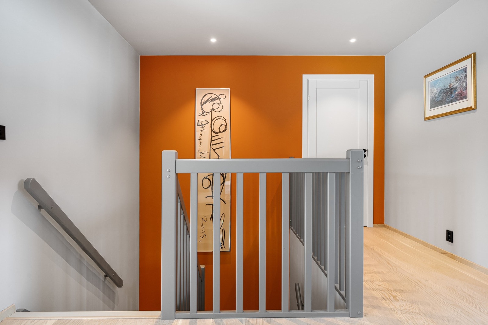 Trapperommet innenfor entreen med trapp ned til hoveddelens underetasje. Galleribilde